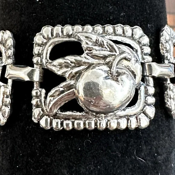 Vintage Silver Tone Apple Embossed Linked Bracelet 1.0” W, Fits Max Sz 7 Wrist - Picture 3 of 4